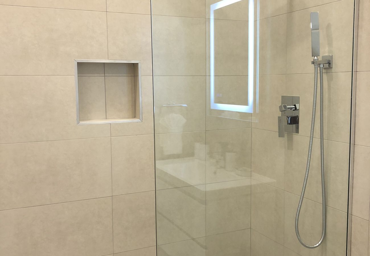 Townhouse in Jolly Harbour - 232F, Luxury 2 Bedrooms