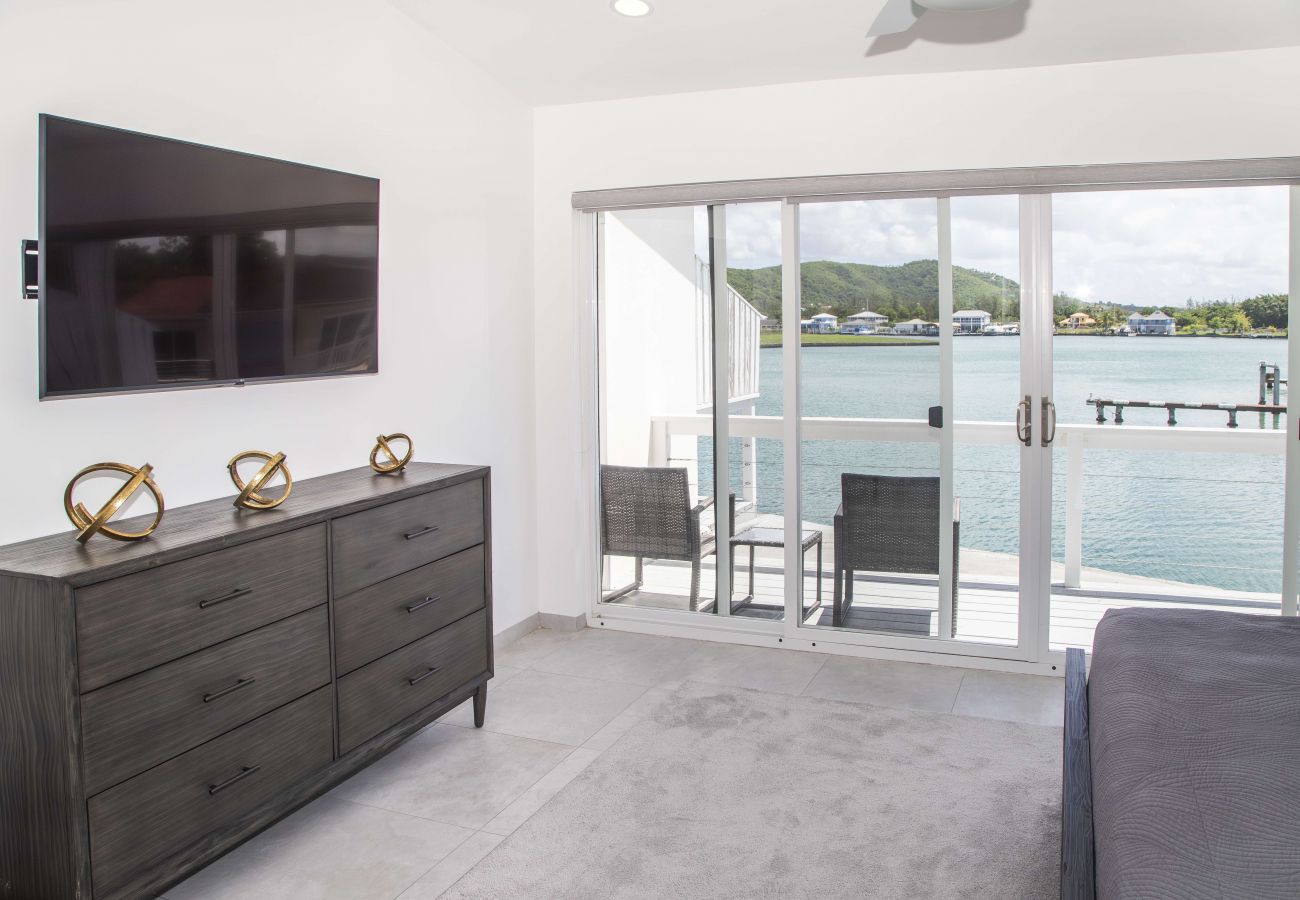 Townhouse in Jolly Harbour - 232E South Finger, Waterfront Villa, Jolly Harbour